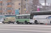 В центре Уфы столкнулись два автобуса и инкассаторская машина