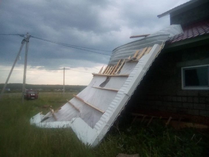 В Башкирии ураганный ветер снёс крыши больниц и домов
