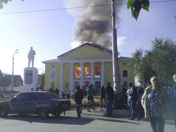 В Сибае горит филармония: здание может обрушиться