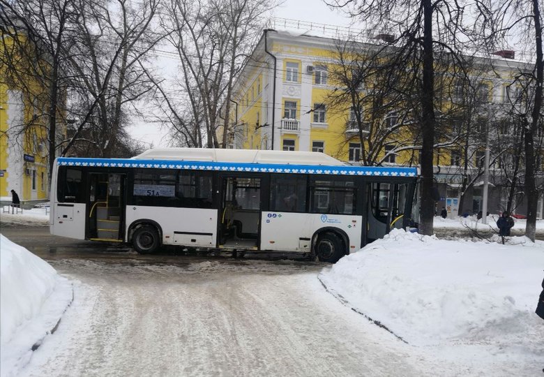 В Уфе водитель автобуса устроил массовое ДТП