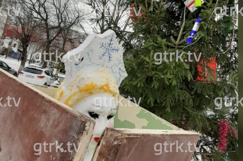В Уфе появились жутчайшие фигуры Деда Мороза и Снегурочки