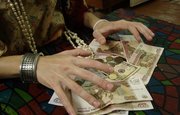 Целительница провела клиентку на 330 тысяч рублей