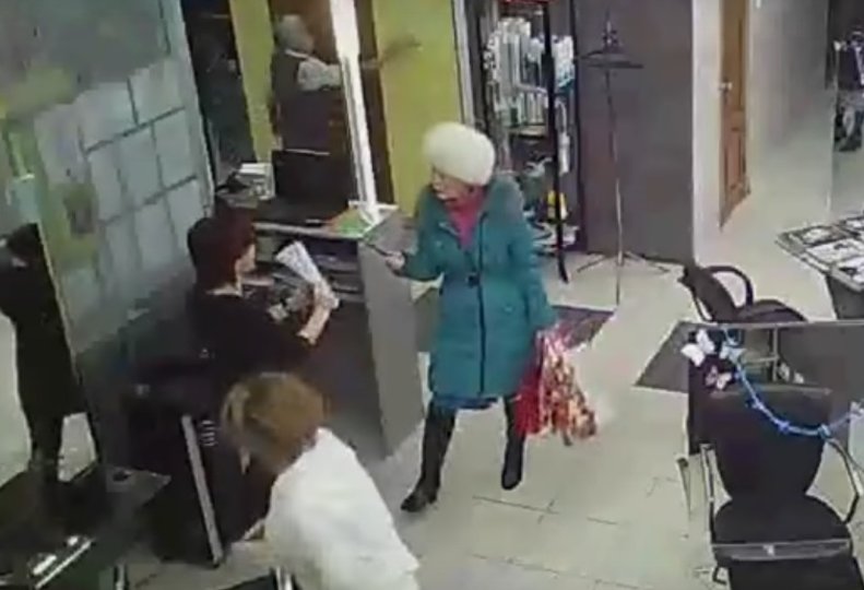 В Кумертау посетительница салона напала с ножом на парикмахера