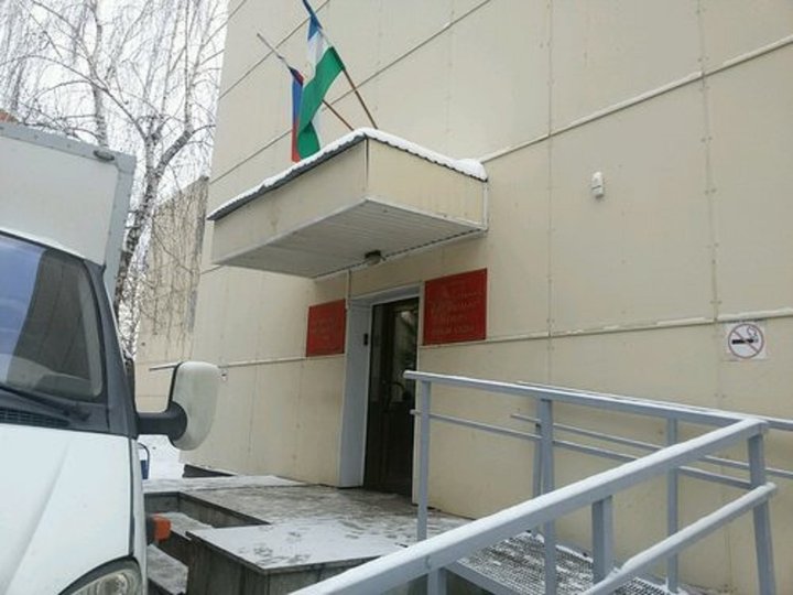 «Ситуация была отвратительная»: В Уфе в снежных завалах застряла машина с арестантами
