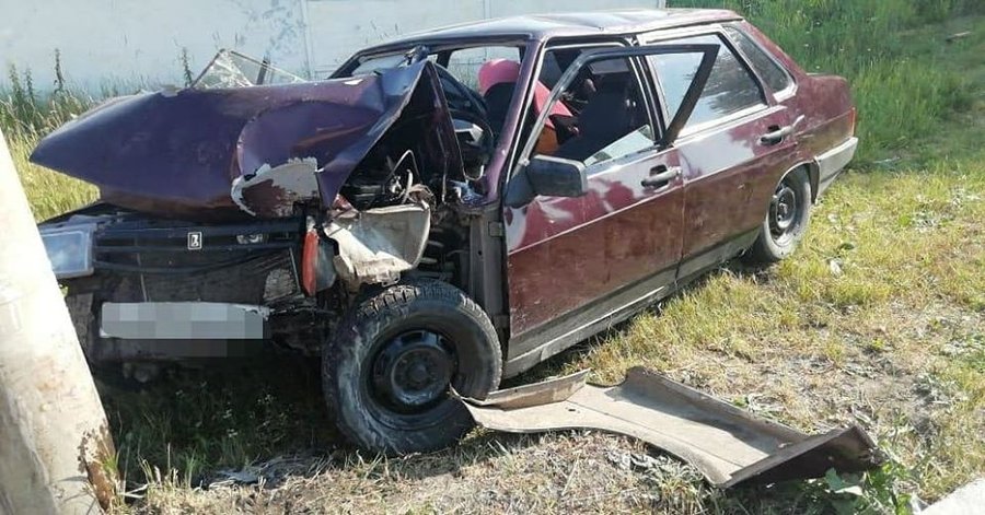 В Башкирии 19-летний водитель не справился с управлением и врезался в электроопору