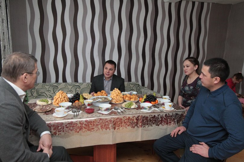 Радий Хабиров навестил семью строителя «убойного цеха»
