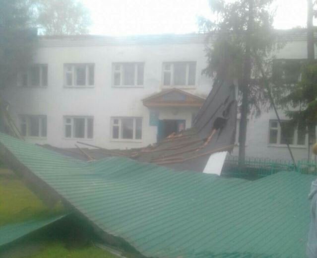 В Башкирии сильный ветер сорвал кровлю со здания студенческого общежития