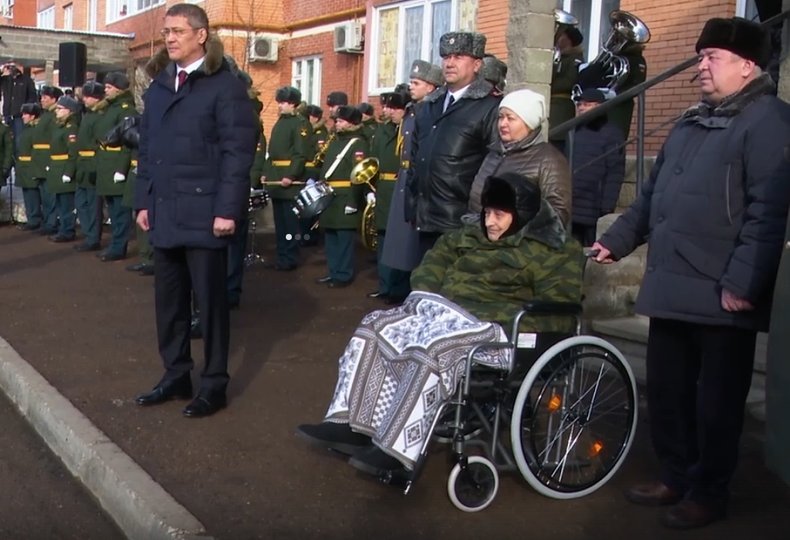 В Уфе для ветерана ВОВ во дворе его дома провели военный парад