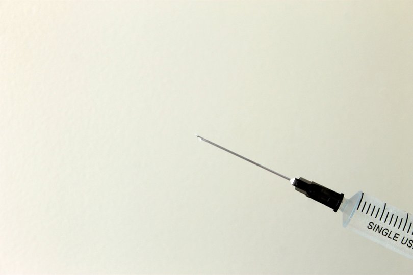 В Великобритании зафиксировали 32 случая смерти от тромбов после вакцины AstraZeneca