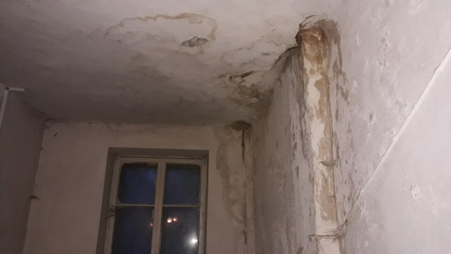 Жители одного из домов Уфы опасаются обвала потолка 