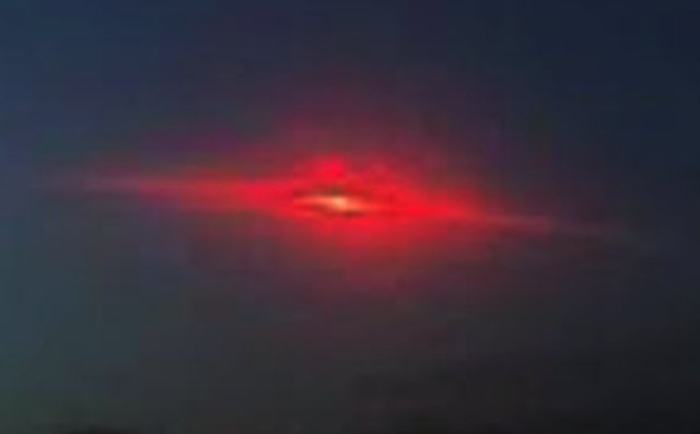 В небе над Великобританией заметили ярко-красное НЛО
