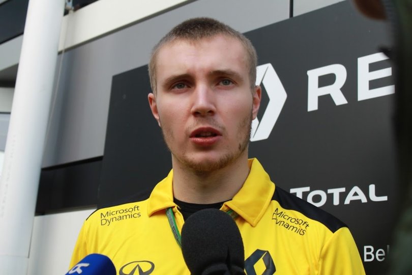 Российский гонщик появился на презентации болида Renault