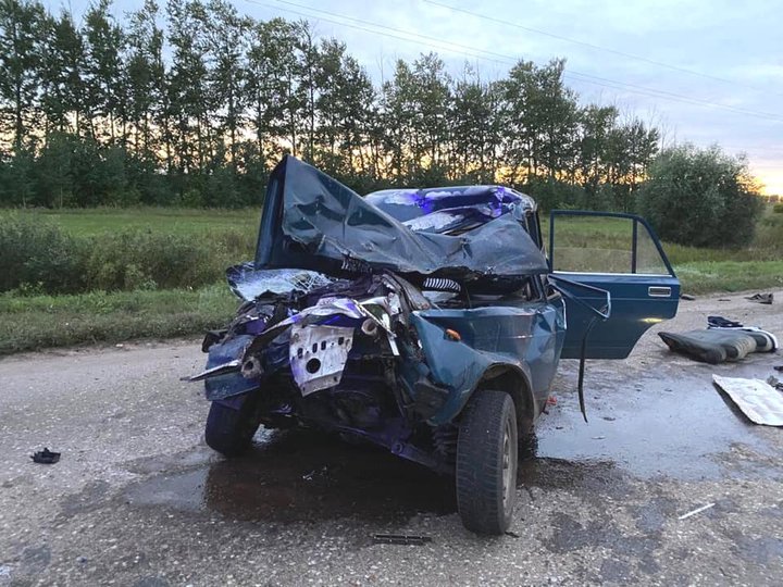 В Башкирии ВАЗ врезался в попутный грузовик: Водителя с серьёзными травмами госпитализировали