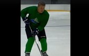 Радий Хабиров показал, как ведёт себя на льду в хоккейной экипировке