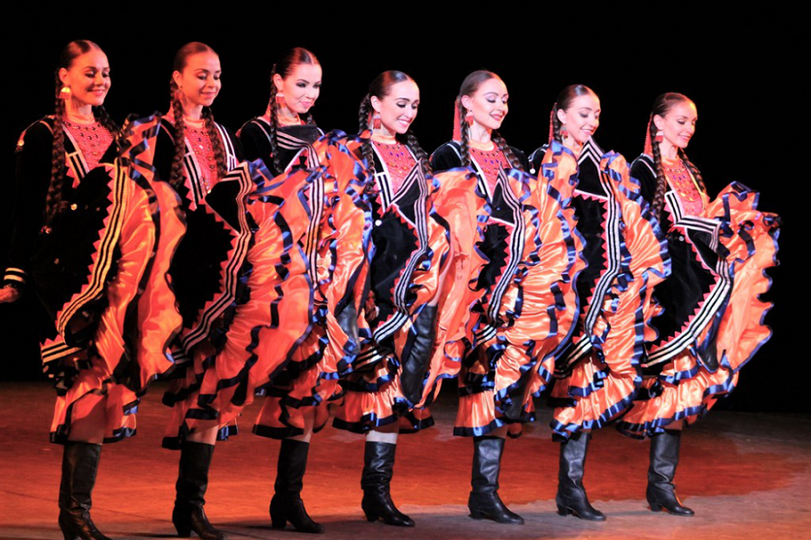 Артисты ансамбля имени Моисеева исполнили в Уфе башкирский танец