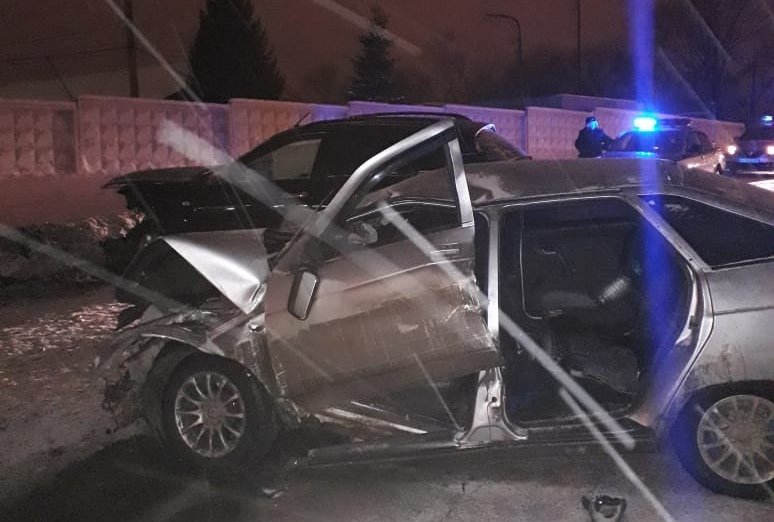 В Уфе в столкновении с Infiniti погиб водитель вазовской «двенадцатой», еще четыре молодых пассажира оказались в больнице