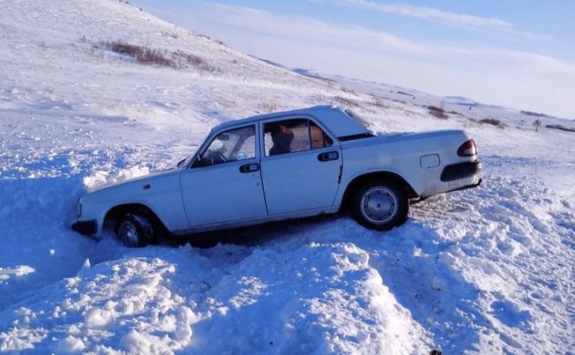 В Башкирии на трассе пьяный водитель «Волги» вылетел с дороги