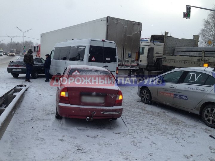 На трассе Уфа – Аэропорт в трёх ДТП столкнулись девять автомобилей