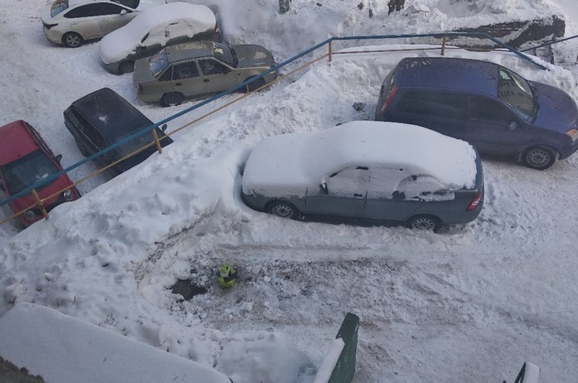 «Копай себе сам»: Житель Уфы нашел способ сохранить место парковки