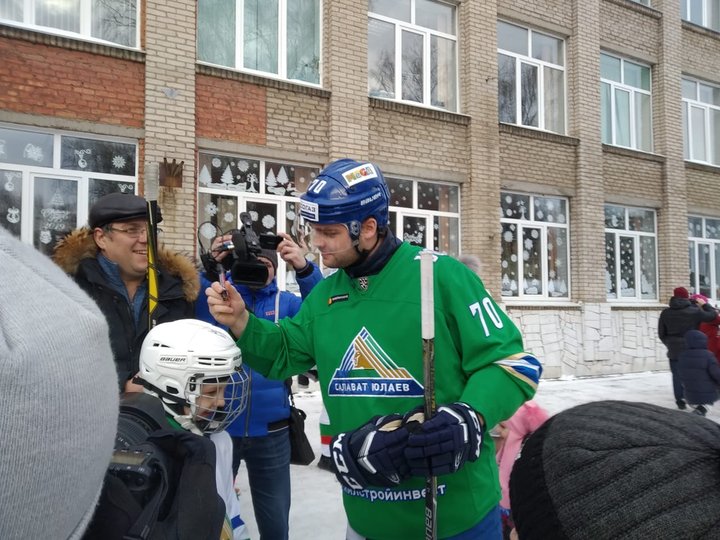Хоккеисты «Салавата Юлаева» за день умудрились сыграть в дворовый хоккей, показать мастер-класс на детском турнире и проиграть матч «регулярки» КХЛ 
