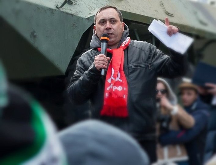 У организатора акции против огромных счетов за отопление Альберта Рахматуллина умер отец – Его на время выпустили из-под ареста