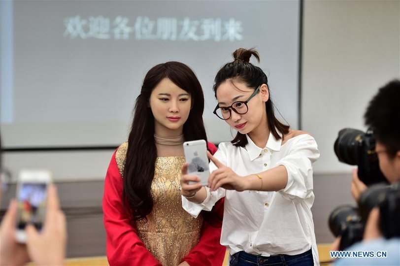 Китайские ученые представили созданную ими женщину-робота