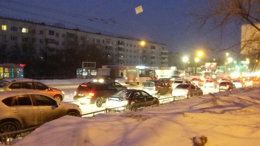 «Пожилому мужчине пришлось идти по проезжей части»: Горожан возмутило качество уборки снега и льда в центре Уфы