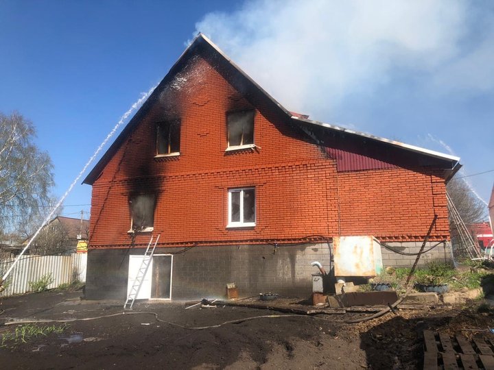 В Уфе пожар уничтожил кирпичный дом и два автомобиля