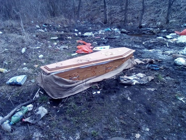 В одном из районов Башкирии обнаружили овраг с кучей гробов