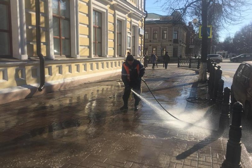 В Уфе начали мыть шампунем улицы