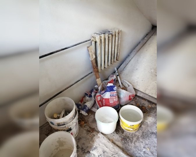 «Второй месяц стройка стоит»: Жители Уфы пожаловались на брошенный ремонт в подъезде