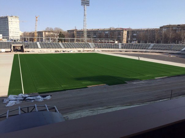 На стадионе «Нефтяник» в Уфе постелили новый газон