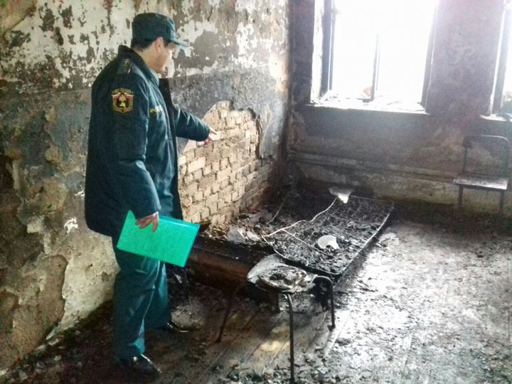 В Башкирии при пожаре в жилом доме эвакуировали 16 жильцов, один человек погиб