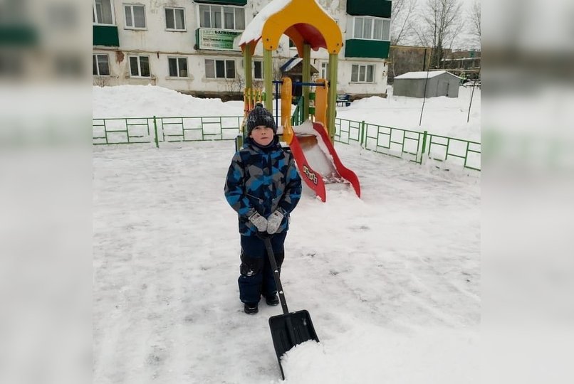 В Башкирии дети самостоятельно почистили игровую площадку во дворе 
