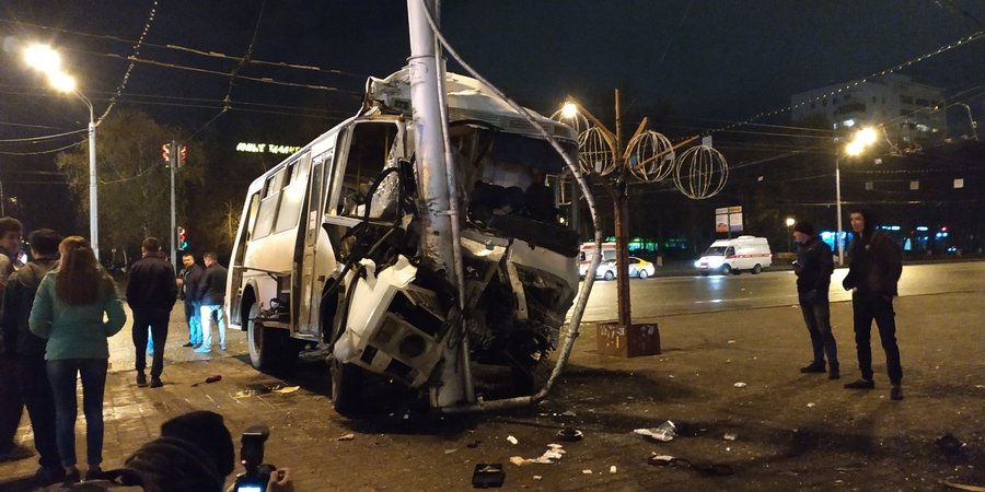 Владелец ПАЗ, который вчера влетел в столб в Уфе, заявил, что в аварии виноват водитель «легковушки»