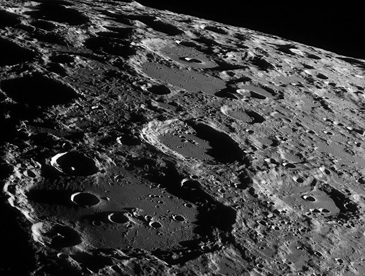 Ученые: под твердым слоем луны может быть вода