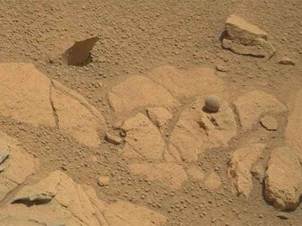 Уфологи разлядели на поверхности Марса мраморный шарик