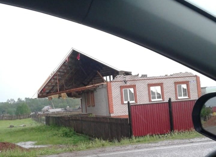 «Крыша съехала»: В Башкирии сильный ветер снёс крышу дома