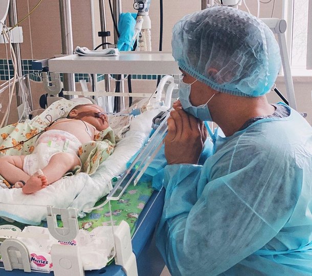 У новорождённой дочери уфимского блогера Рустама Набиева выявили пневмонию: Ребёнок находится под аппаратом ИВЛ
