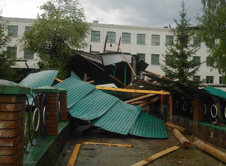 В Башкирии ветром сорвало крышу общежития