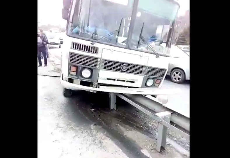 В Уфе автобус наехал на ограждение: есть пострадавшие