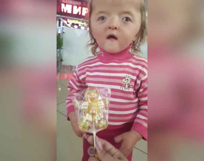 «А эта та самая Софья?»: Уфимец узнал двухлетнюю девочку-инвалида из глубинки Башкирии на улице и сделал маленький подарок
