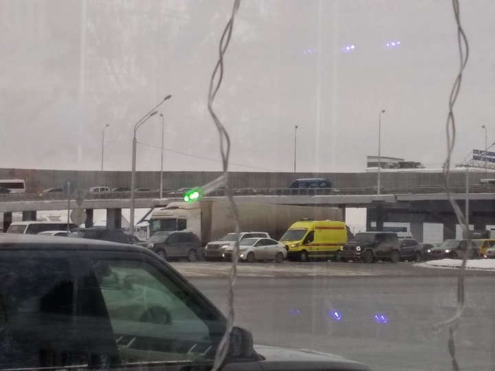 В Уфе из-за перекрытия развязки у Бельского моста машины скорой помощи вынуждены стоять в пробках