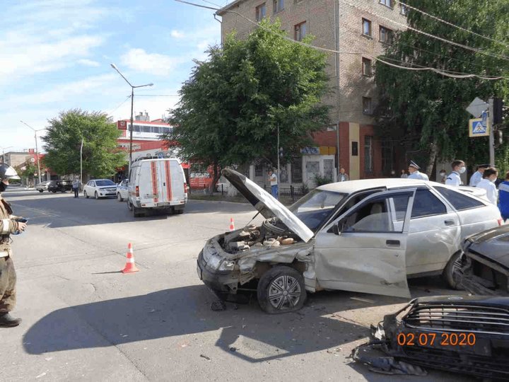 В Башкирии водителя легковушки зажало в салоне из-за серьёзного столкновения