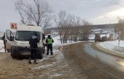 В Башкирии при столкновении грузовика и микроавтобуса пострадала девушка