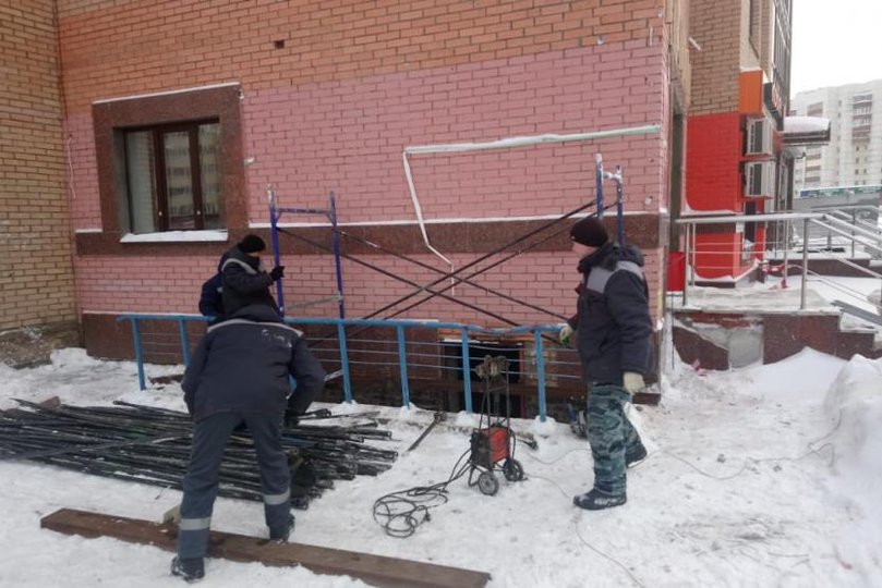 В Уфе начался ремонт фасада дома с разрушенной облицовочной плиткой  