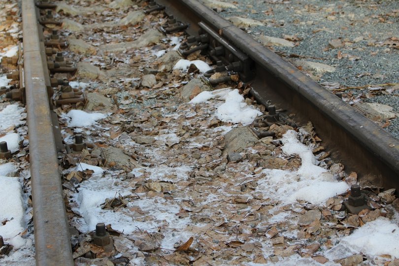 Не успел: В Башкирии поезд сбил мужчину с маленьким ребёнком