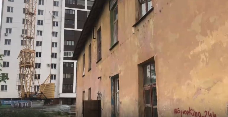 «Дом в аварийном состоянии!»: Жители Уфы просят властей переселить их из разваливающейся двухэтажки 