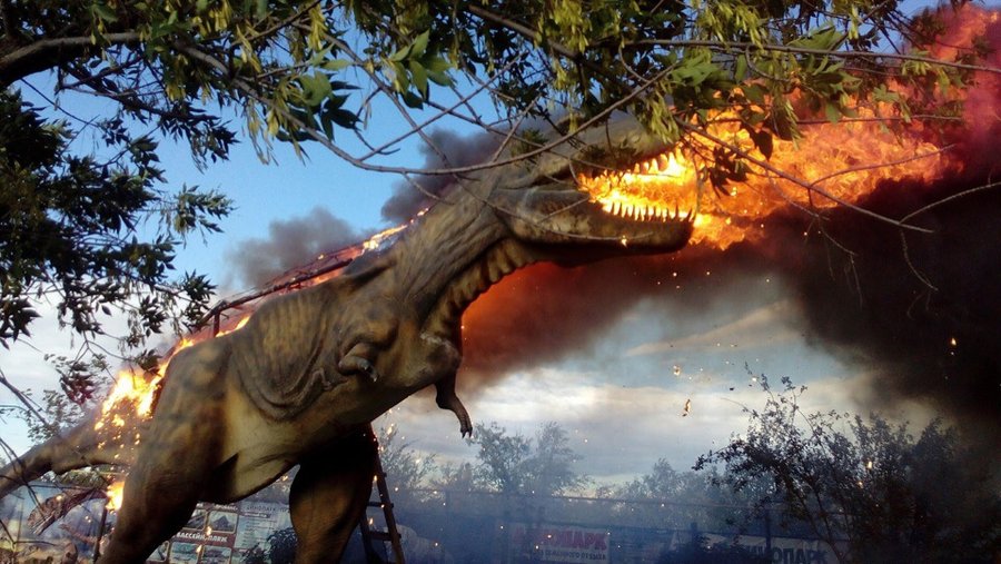 «Как огненный дракон»: В Башкирии в детском парке сгорел динозавр – видео