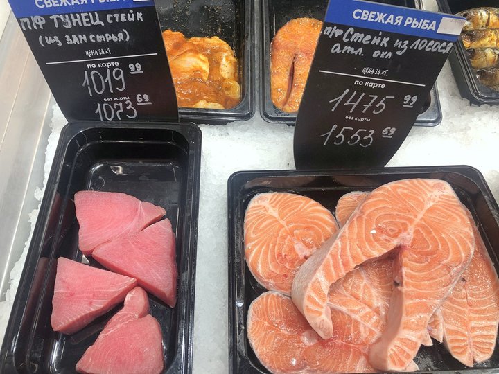 Названа опасность употребления сырой рыбы, мяса и молока